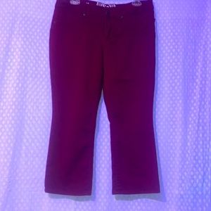 NWOT WOMEN/JUNIORS CROPPED MAROON PANTS